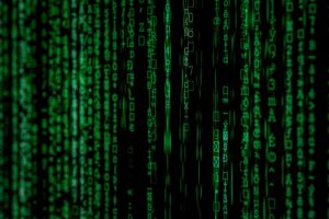 Cómo la Inteligencia Artificial Está Revolucionando el Desarrollo de Software en 2025 7 Abstract green matrix code background with binary style.